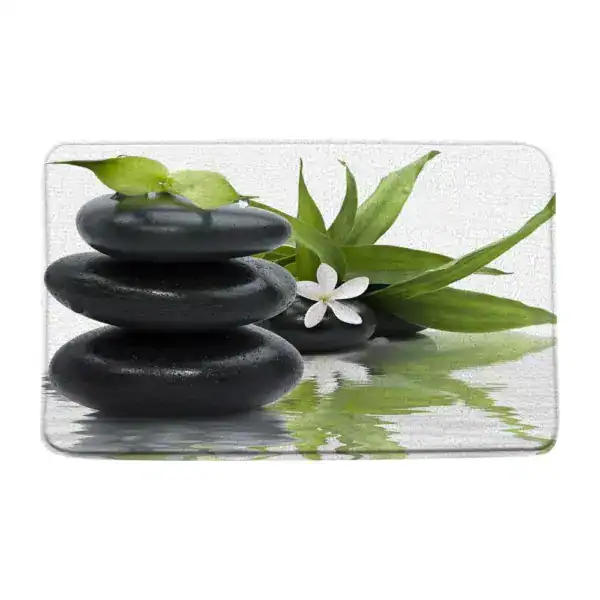 Wellness-Badematte mit Stein- und Pflanzenmotiv für entspanntes Baden.