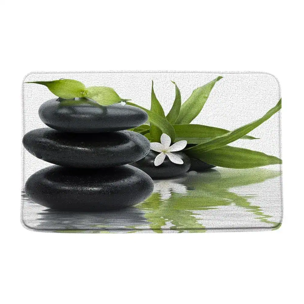 Wellness-Badematte mit Stein- und Pflanzenmotiv für entspanntes Baden.