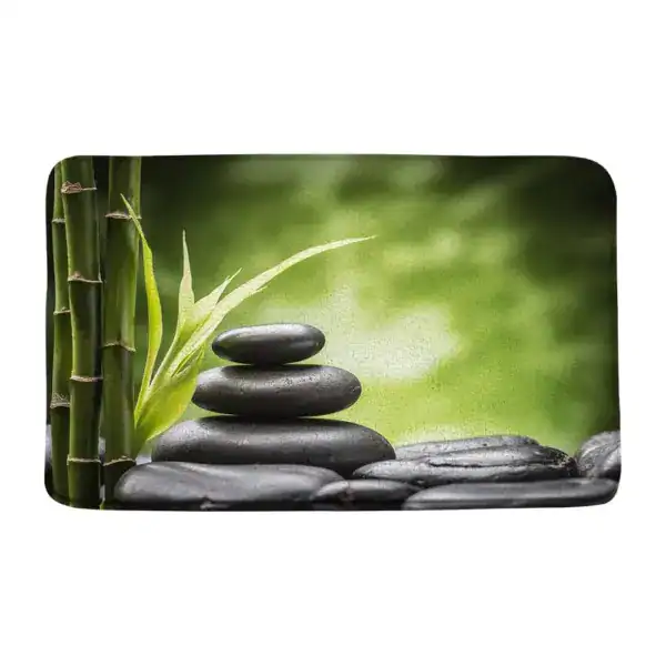 Wellness-Badematte mit Stein- und Bambus-Motiv für entspanntes Baden.