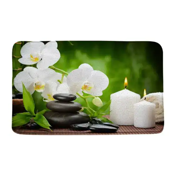 Wellness-Badematte mit Orchidee, Steine und Kerzenmotiv für entspanntes Badezimmer.