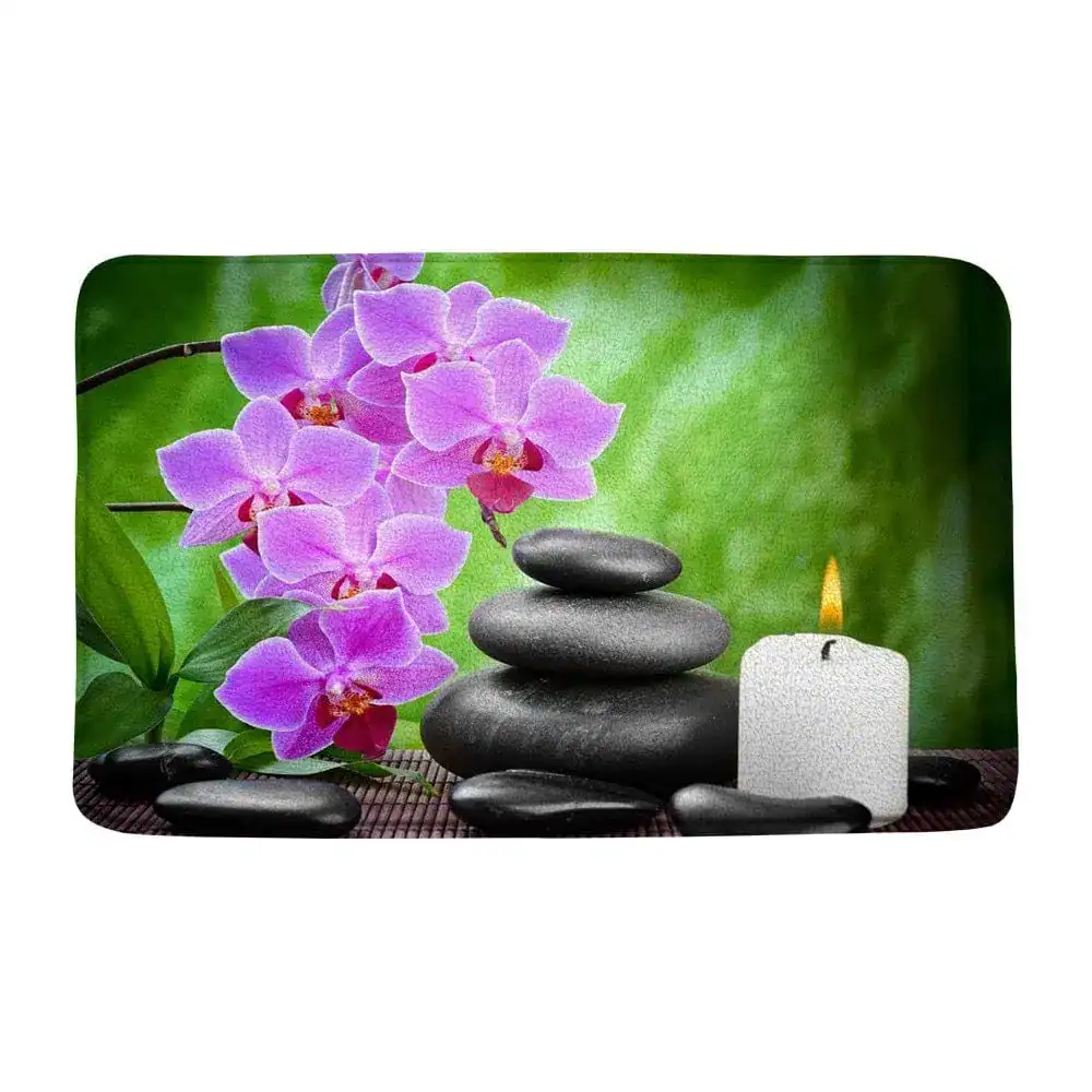 Wellness-Badematte mit Orchidee, Steine und Kerze für entspanntes Baden.