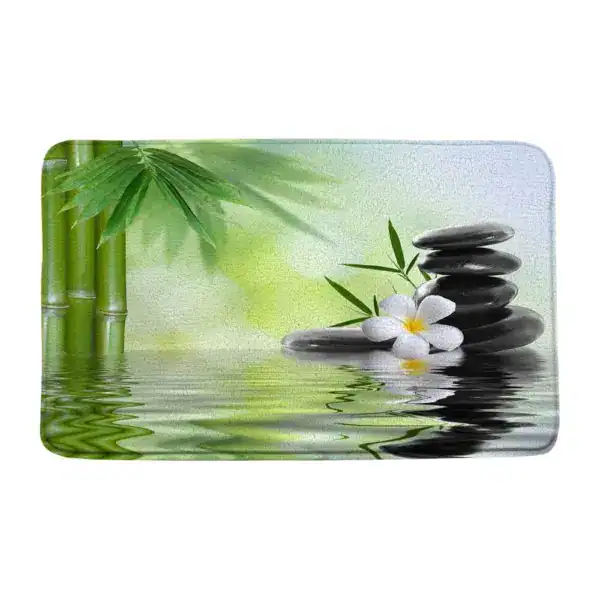 Wellness-Badematte mit Bambus, Steinpyramide und Frangipani-Blume für entspanntes Baden.