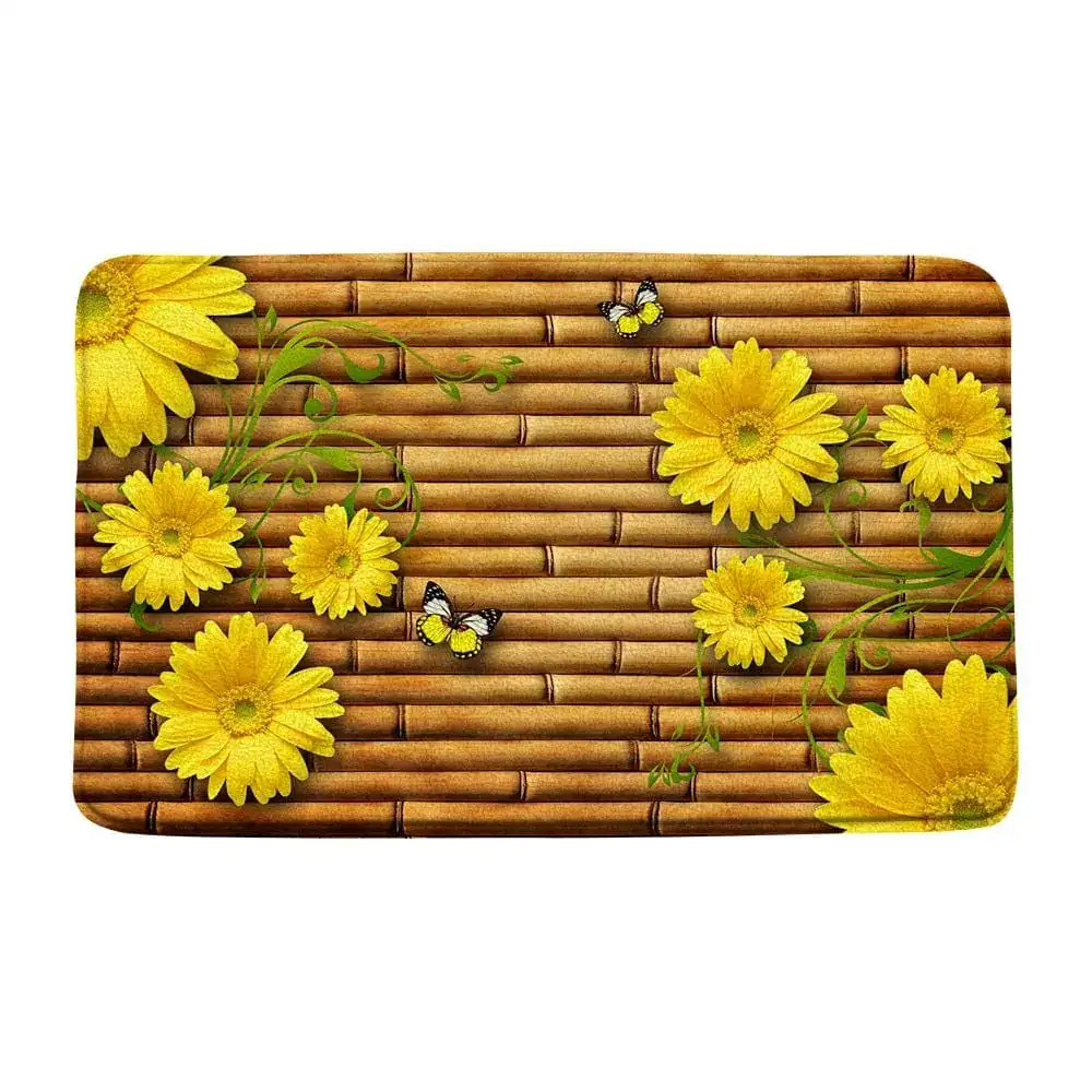 Badematte Wellness mit gelben Blumen und Schmetterlingen auf Bambusmuster.