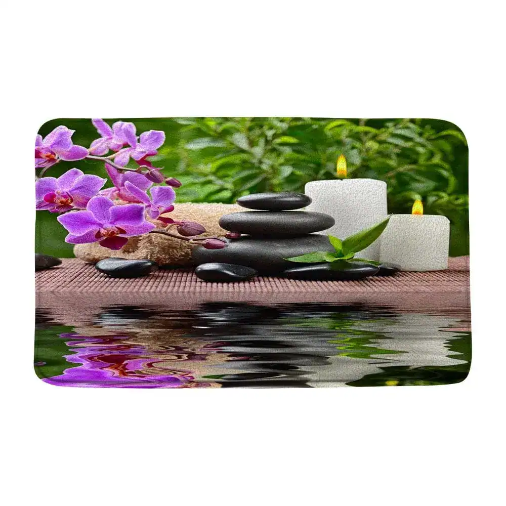 Wellness-Badematte mit Orchidee, Steine und Kerzenmotiv für entspanntes Badezimmer.