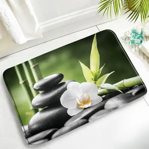 Badematte Zen mit Motiv aus Bambus, schwarzen Steinen und weißer Orchidee.