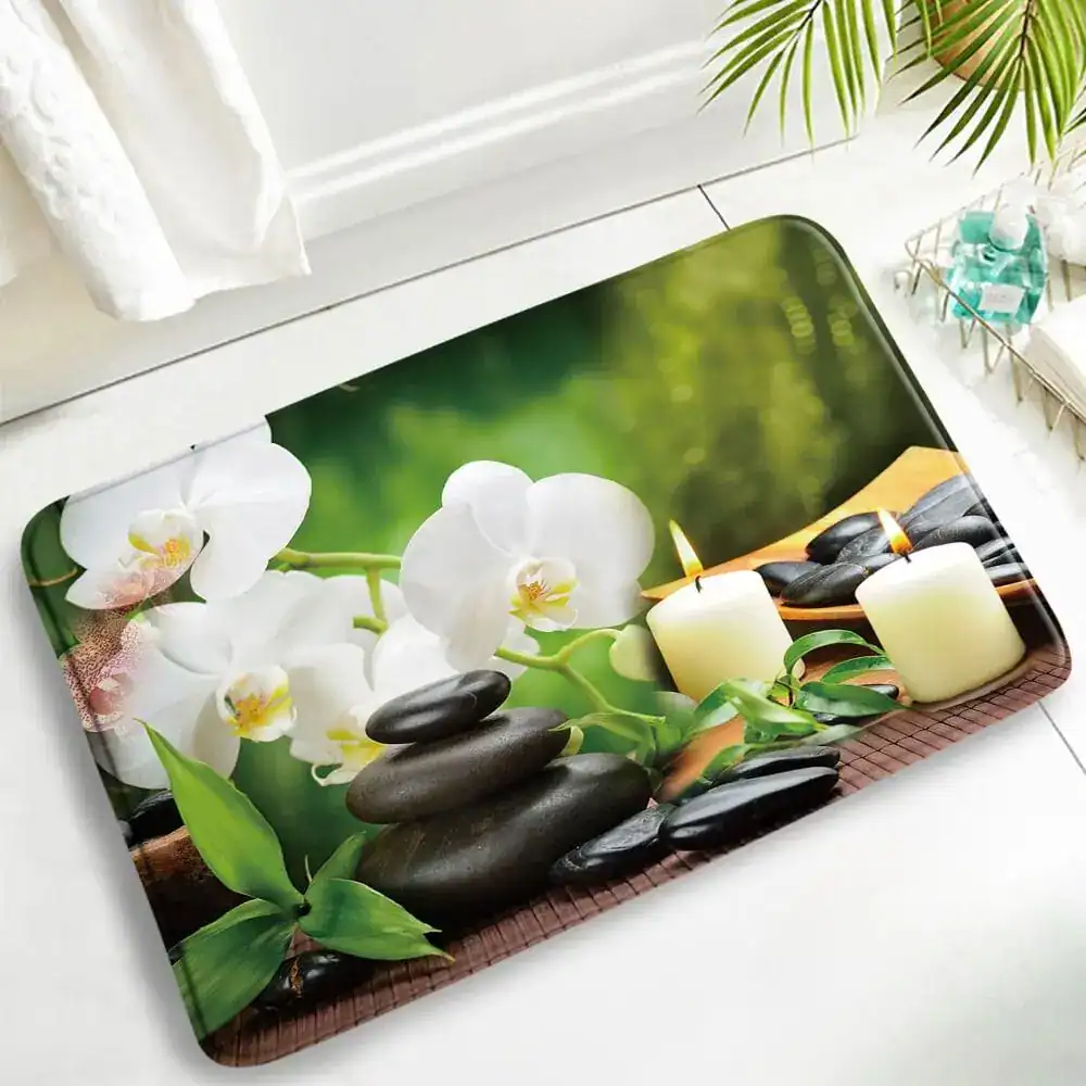 Badematte Zen mit Orchideen, Steinen und Kerzenmotiv für entspanntes Badezimmer.