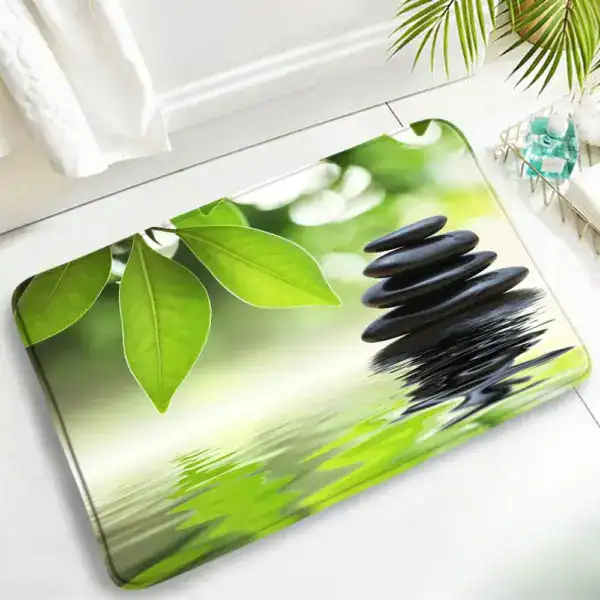 Zen-Badematte mit grünen Blättern und Steinpyramide, entspanntes Design für Badezimmer.