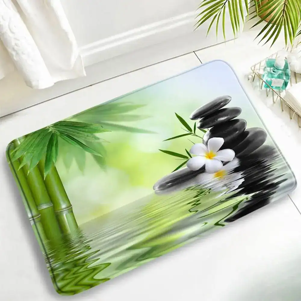 Badematte Zen mit Steinpyramide, Frangipani und Bambusmotiv für entspanntes Bad.