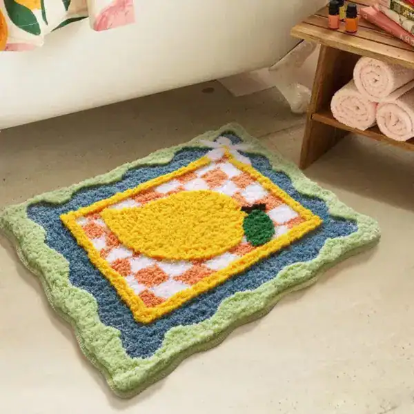 Zitronen-Motiv Badematte in leuchtenden Farben, flauschig und komfortabel fürs Badezimmer.