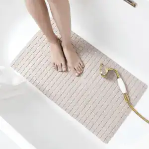 Komfort Badematte mit Mosaikoptik, ideal für Dusche oder Badewanne.