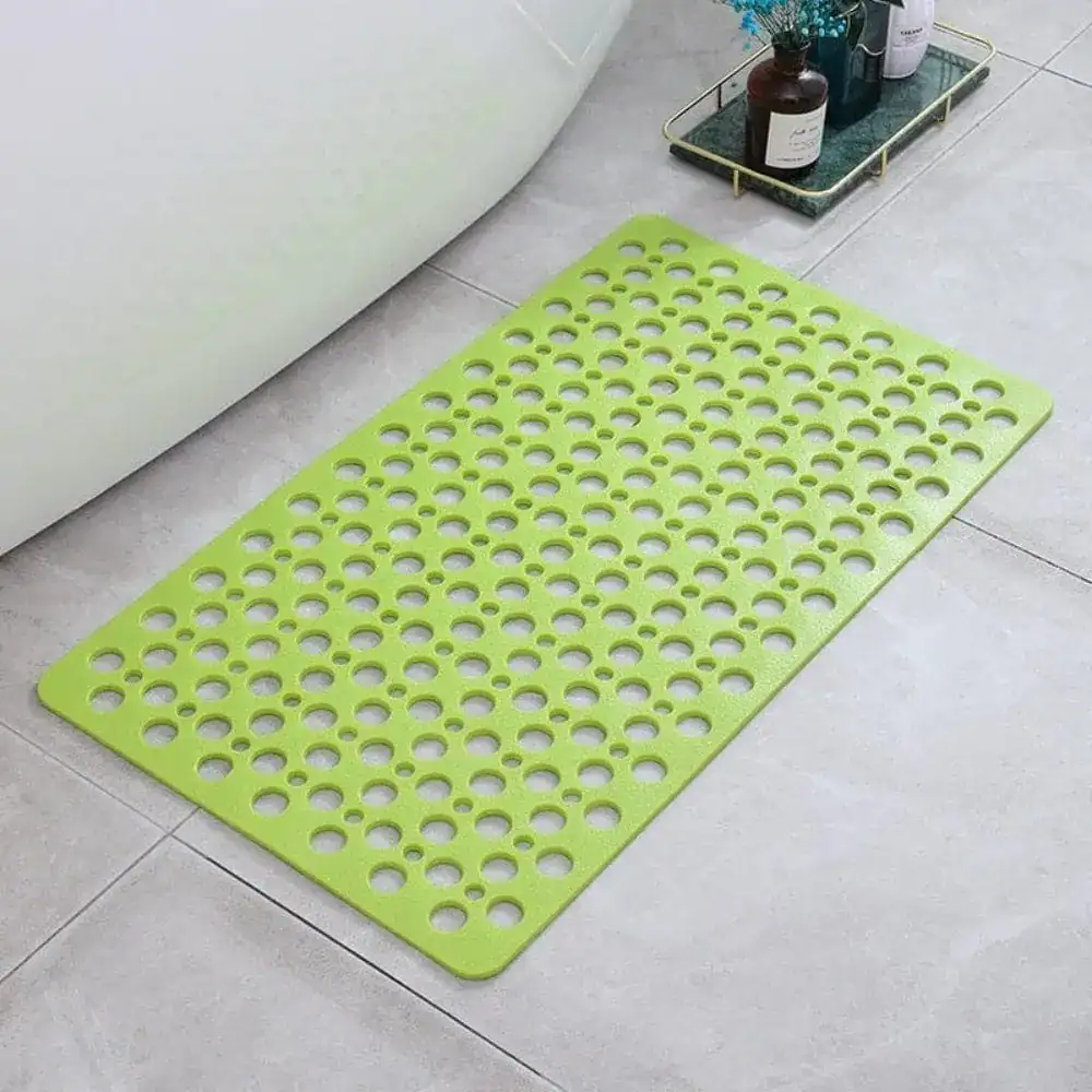 Grüner Duschvorleger mit perforierter Oberfläche für sicheren Stand im Badezimmer.