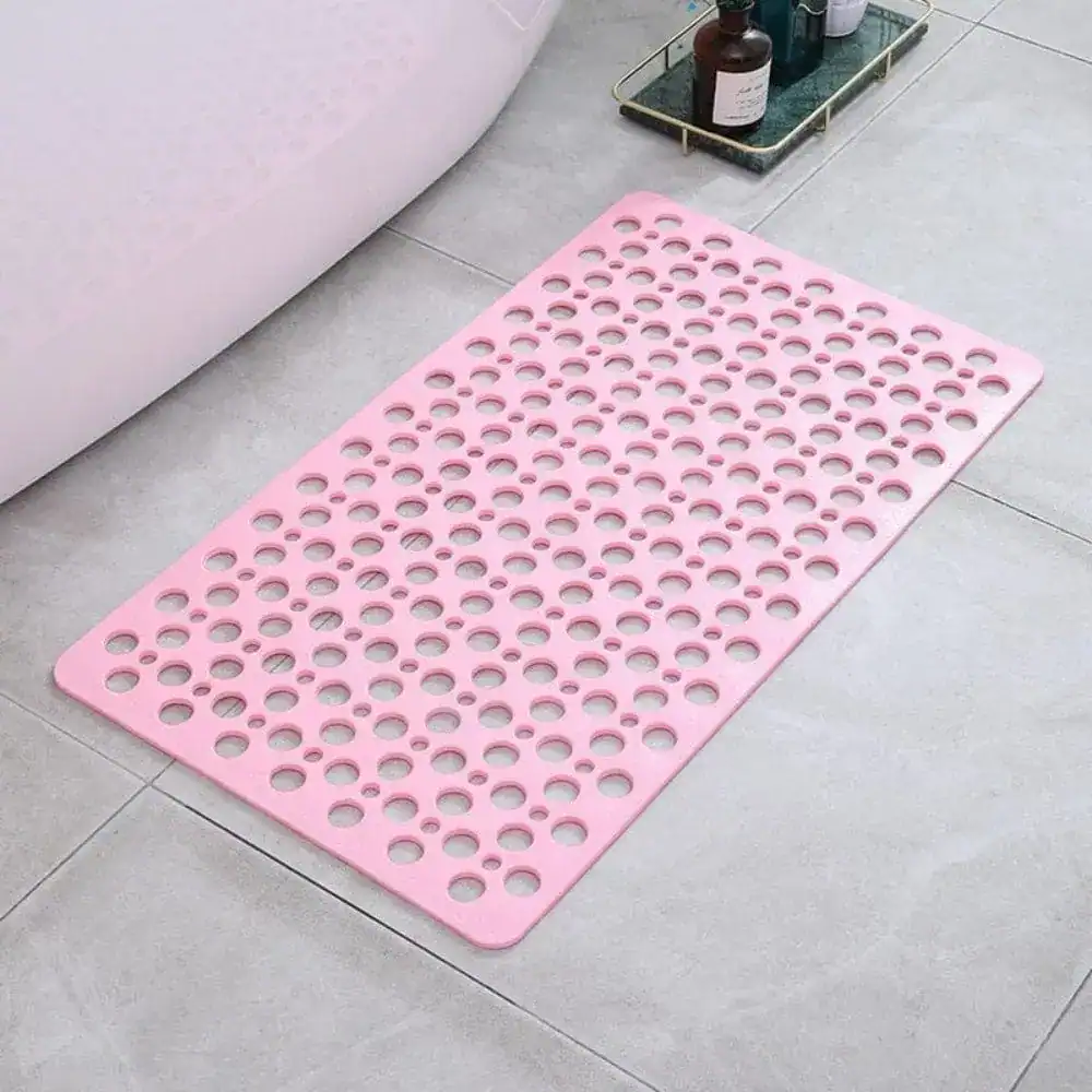 Pinkfarbener Duschvorleger mit perforierter Oberfläche für optimale Nassheit und Stabilität im Badezimmer.