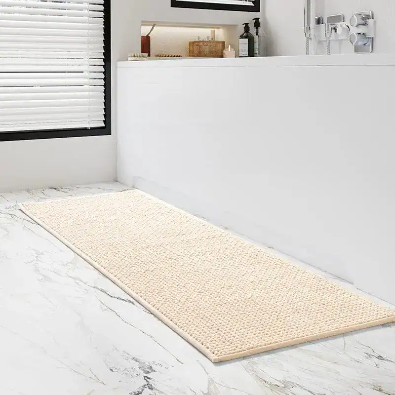 Badezimmer Läufer Lang, cremefarbener Badematte mit strukturiertem Muster auf Marmor-Fliesen.