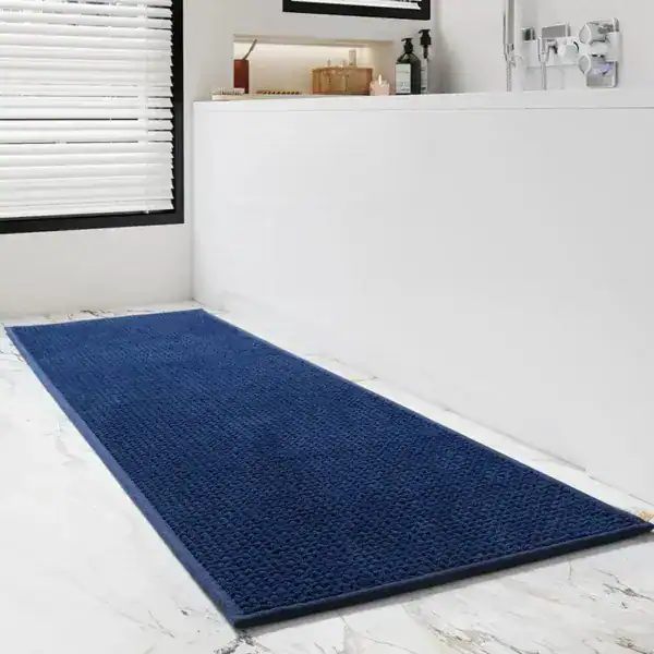 Blauer Badezimmer Läufer Lang mit Textur für Komfort und Stil im Bad.