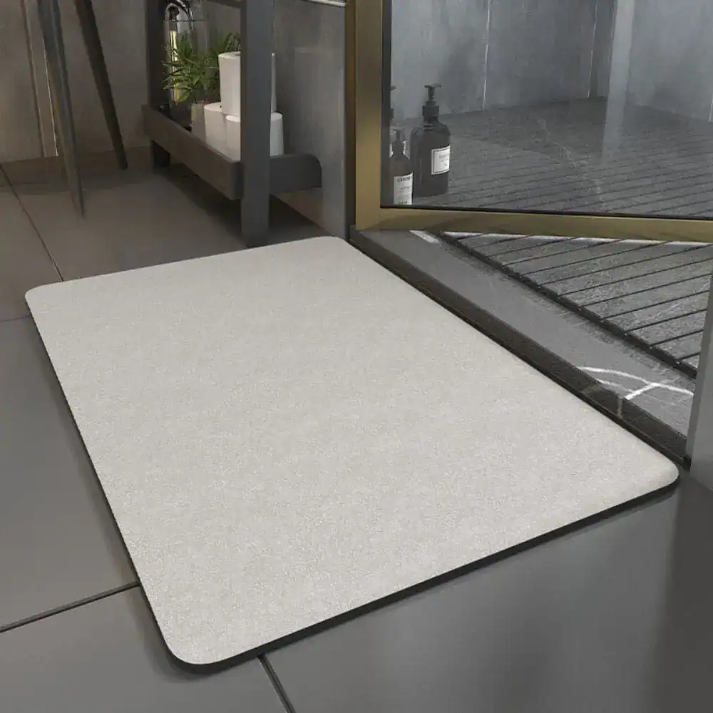 Saugfähiger Badezimmer Teppich in Grau, ideal für Duschbereich und Bad.
