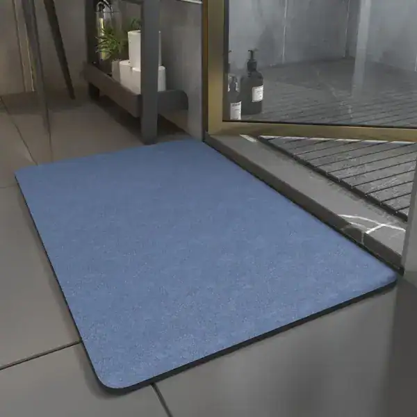 Blauer Saugfähiger Badezimmer Teppich vor Dusche, rutschfest und pflegeleicht.