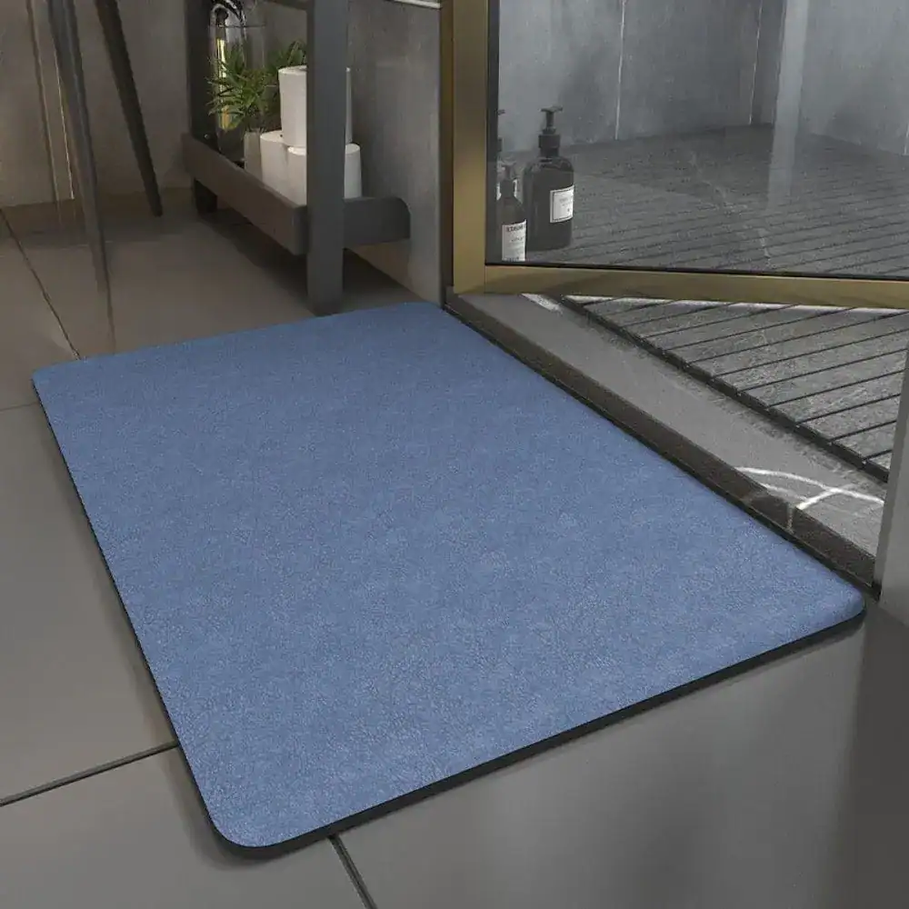 Blauer Saugfähiger Badezimmer Teppich vor Dusche, rutschfest und pflegeleicht.