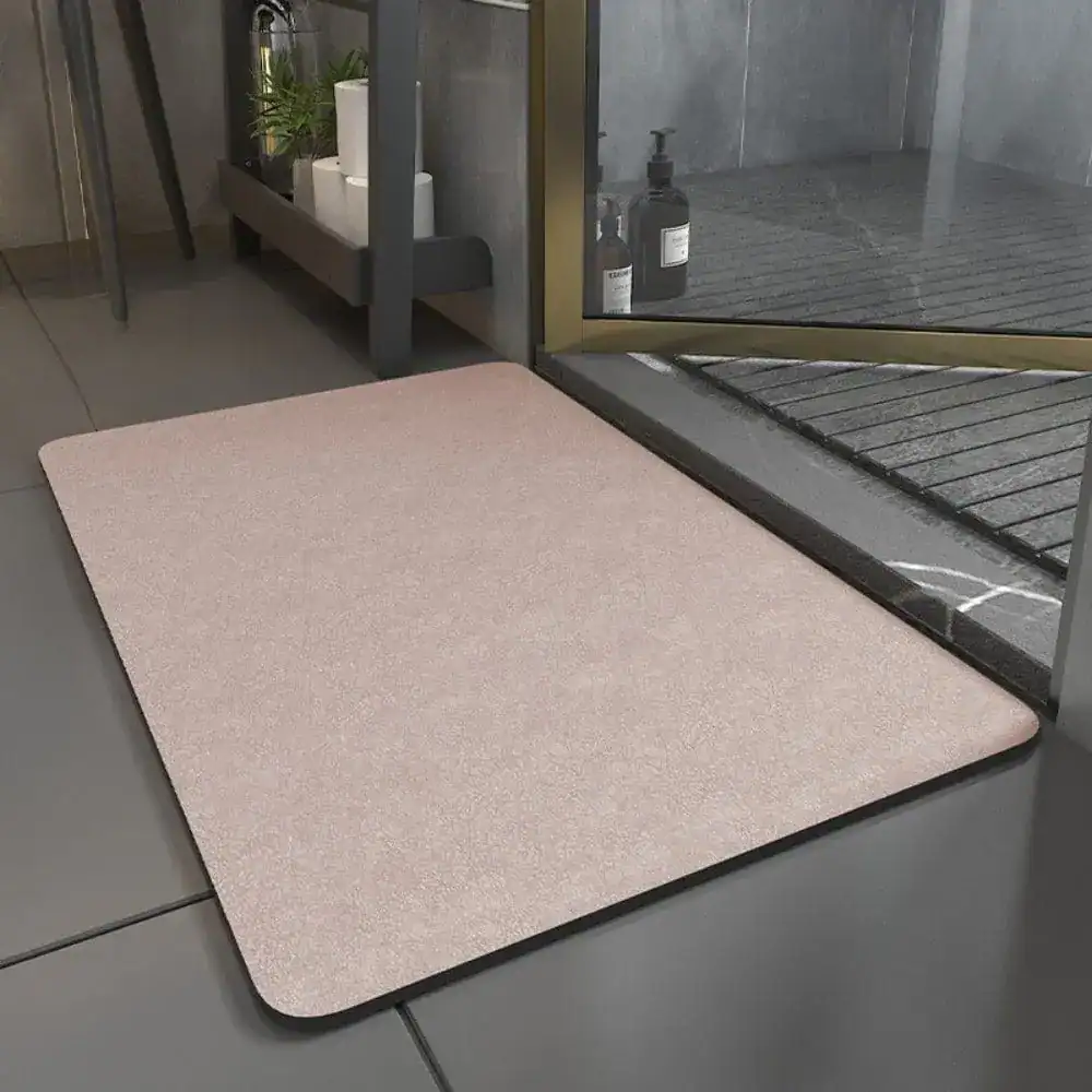 Saugfähiger Badezimmer Teppich in Rosa, rutschfest und pflegeleicht für moderne Duschen.