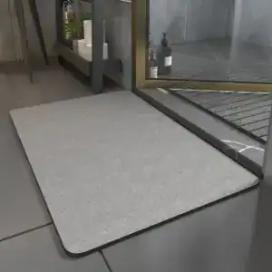 Saugfähiger Badezimmer Teppich in Grau vor Dusche.