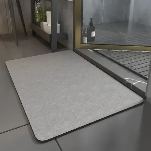 Saugfähiger Badezimmer Teppich in Grau vor Dusche.