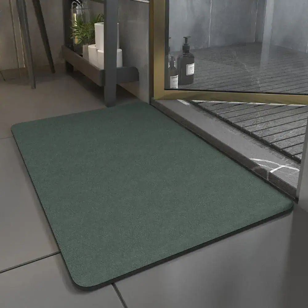 Saugfähiger Badezimmer Teppich in Grün vor Dusche, Anti-Rutsch, Nassraum geeignet.