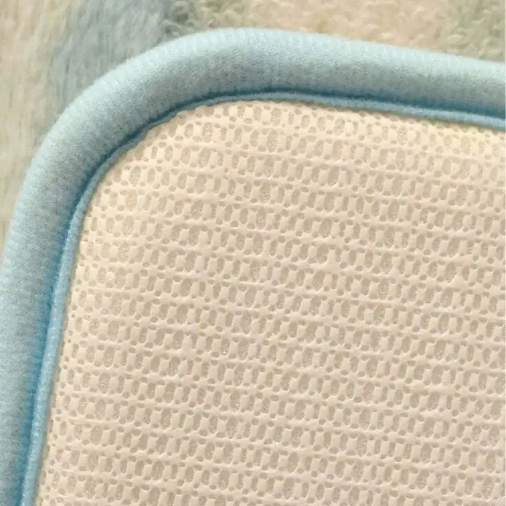 Komfort Badematte mit strukturiertem Oberflächenmuster und blauem Rand.