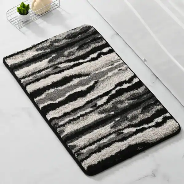 Schwarze und weiße Zebra-Muster-Badezimmermatte mit weichem Hochflor für Komfort und Stil.