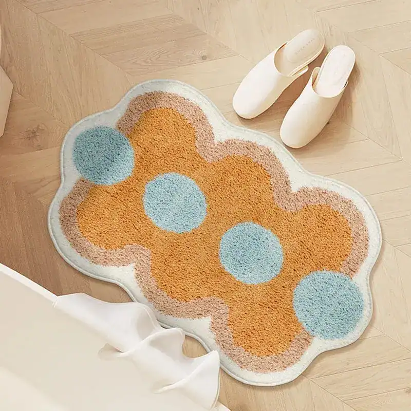 Orange Badezimmermatte mit Blumenmuster und blauen Punkten, flauschig, für Bad oder Dusche.