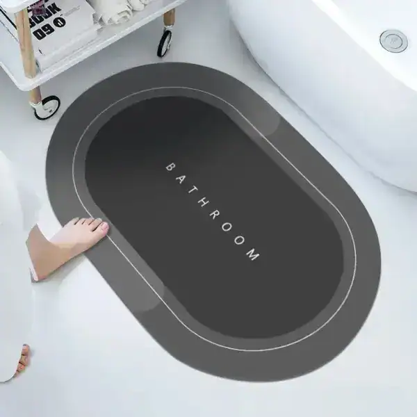 Ovale Badezimmermatte mit 'BATHROOM'-Aufschrift, schwarz-weiß, Anti-Rutsch, Badematte für Dusche oder Badewanne.