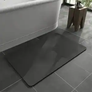Schwarze Komfort Badematte mit glatter Oberfläche für Badezimmer.