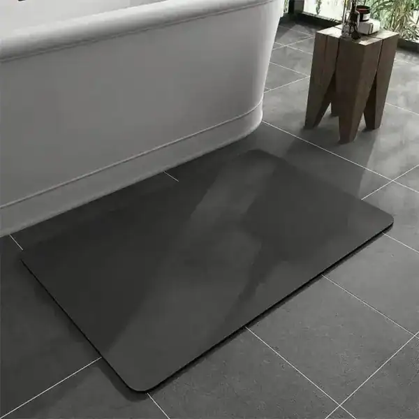 Schwarze Komfort Badematte mit glatter Oberfläche für Badezimmer.