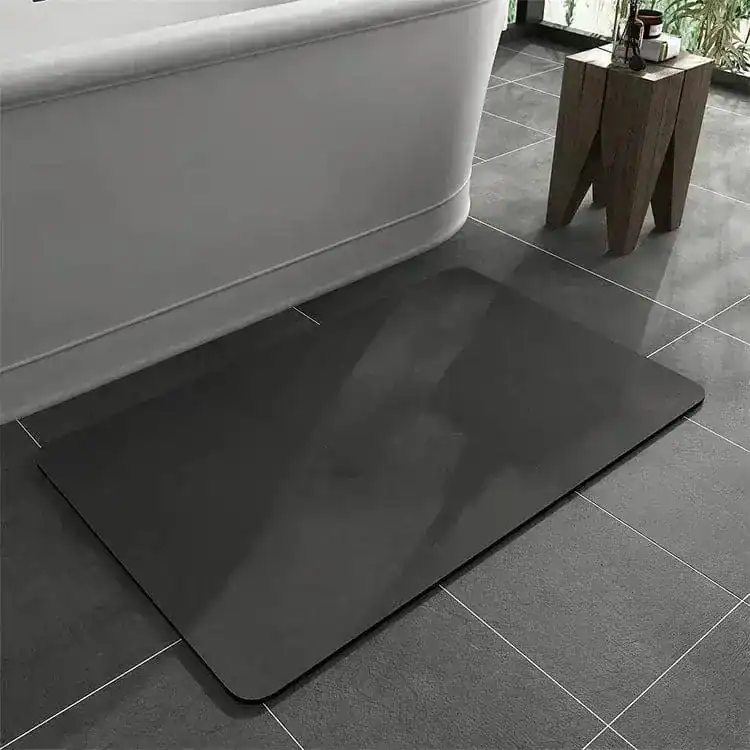 Schwarze Komfort Badematte mit glatter Oberfläche für Badezimmer.