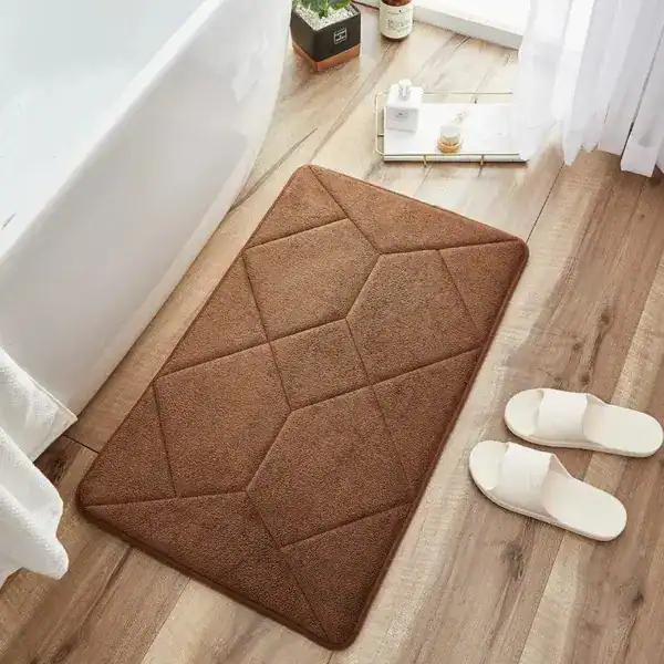 Antirutsch-Badezimmerteppich mit geometrischem Muster, braun, vor Badewanne.