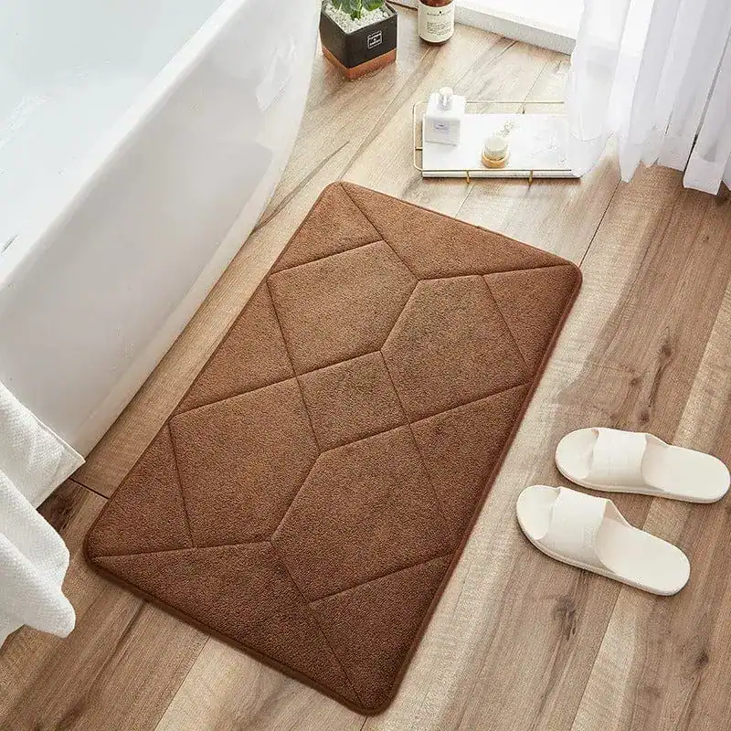 Antirutsch-Badezimmerteppich mit geometrischem Muster, braun, vor Badewanne.