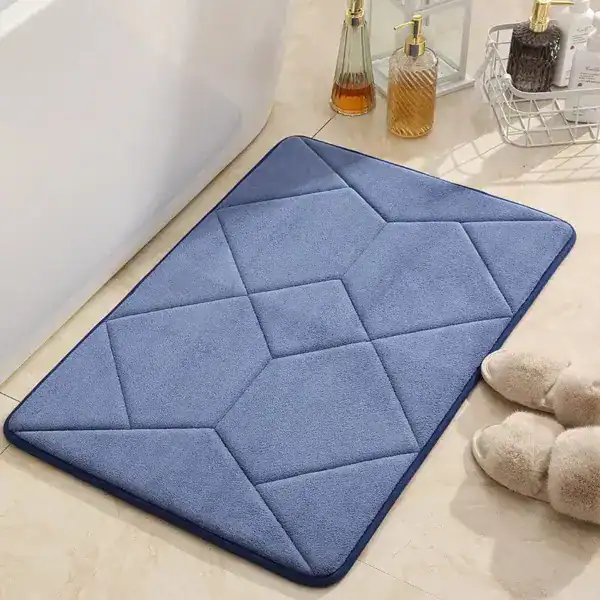 Blauer Badezimmerteppich mit Antirutsch-Struktur und geometrischem Muster.