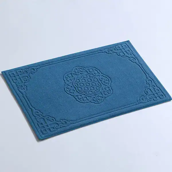 Blauer Badezimmerteppich aus Baumwolle mit dekorativem Muster und großer Größe für Komfort und Stil.