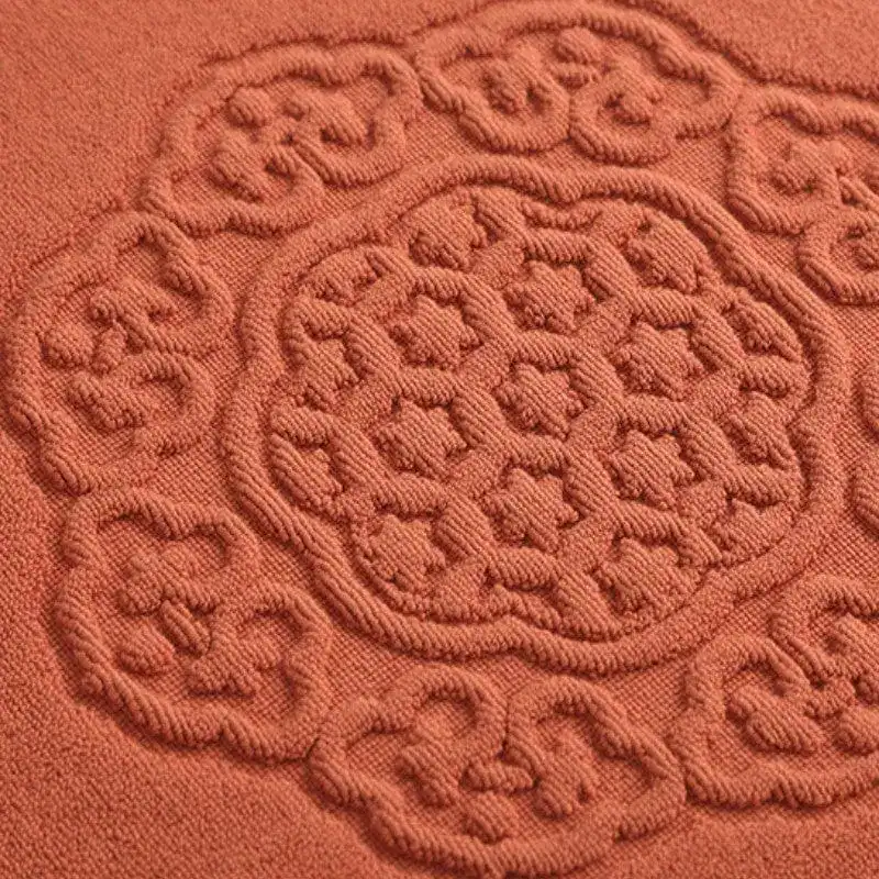 Badezimmerteppich Baumwolle Groß mit filigranem Muster in Terrakotta-Ton.