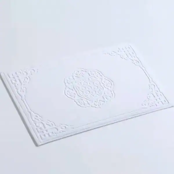 Weißer Badezimmerteppich aus Baumwolle mit filigranem Ornamentmuster, großformatig und hochwertig für Bad und Dusche.