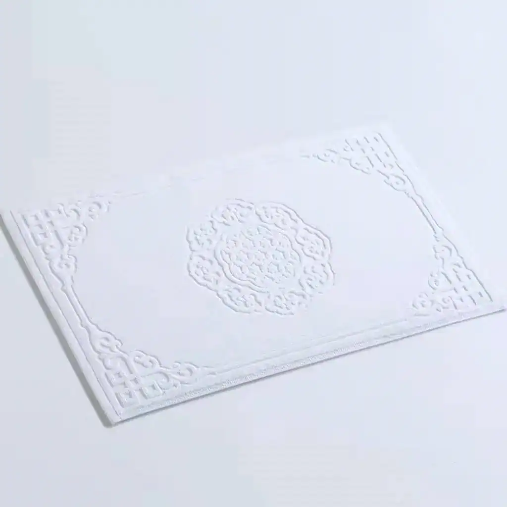 Weißer Badezimmerteppich aus Baumwolle mit filigranem Ornamentmuster, großformatig und hochwertig für Bad und Dusche.
