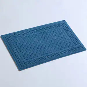 Rutschfester Badezimmerteppich aus Baumwolle mit griechischem Muster in Blau.