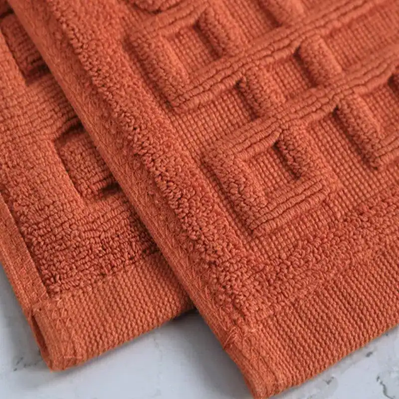 Rutschfester Badezimmerteppich aus Baumwolle in Orange mit strukturiertem Muster.