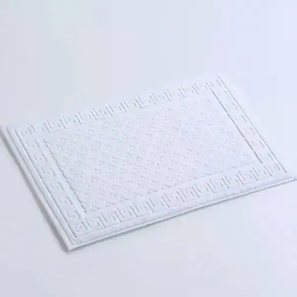 Weißer Badezimmerteppich aus Baumwolle mit rutschfestem Muster und griechischem Ornament.