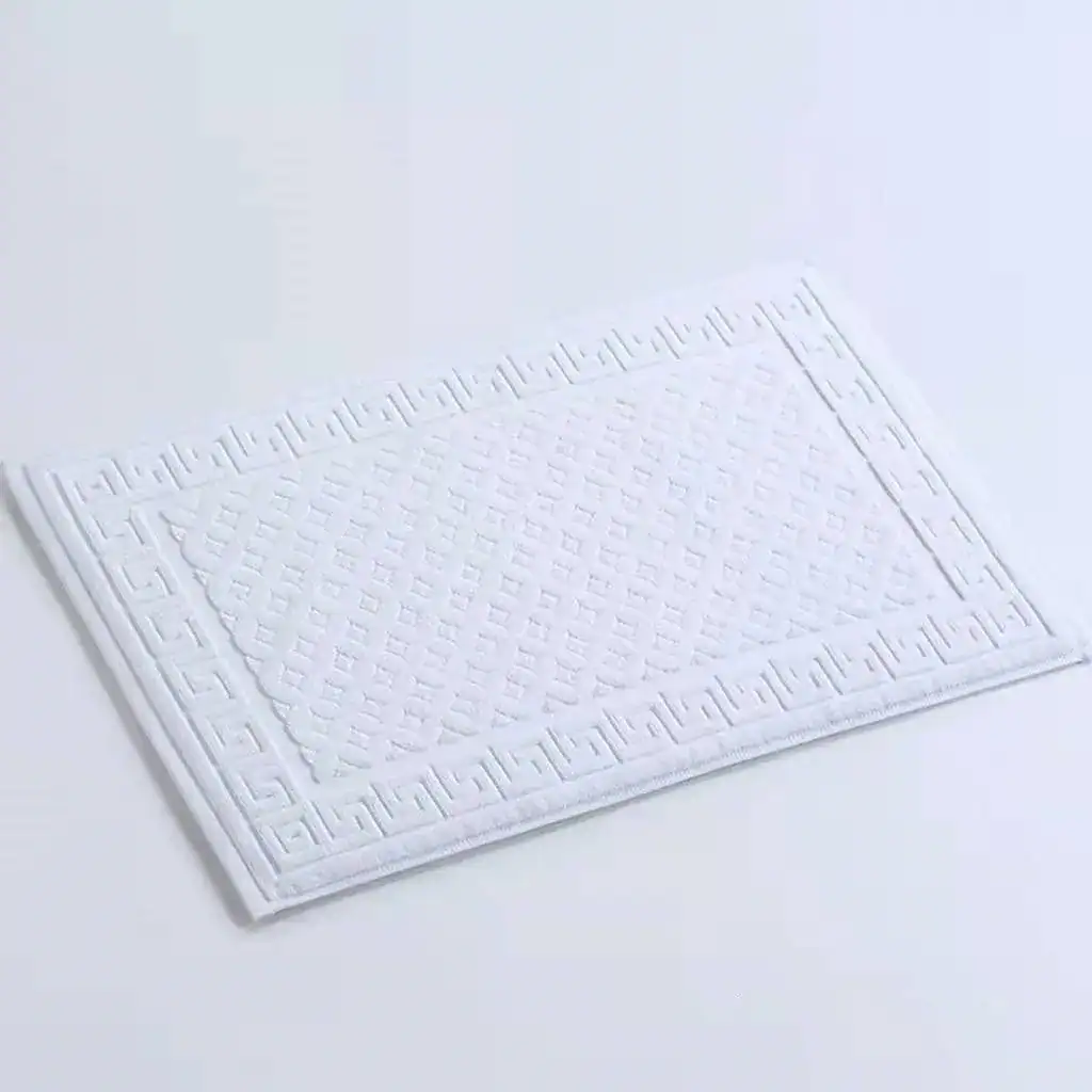 Weißer Badezimmerteppich aus Baumwolle mit rutschfestem Muster und griechischem Ornament.