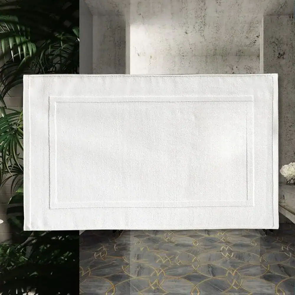 Weißer Badezimmerteppich aus Baumwolle mit Bordüre, ideal für Bad und Dusche.