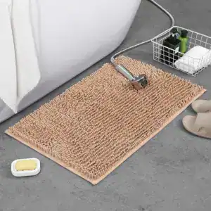 Beige Badezimmerteppich mit flauschigem Chenille-Design für Komfort und Stil.