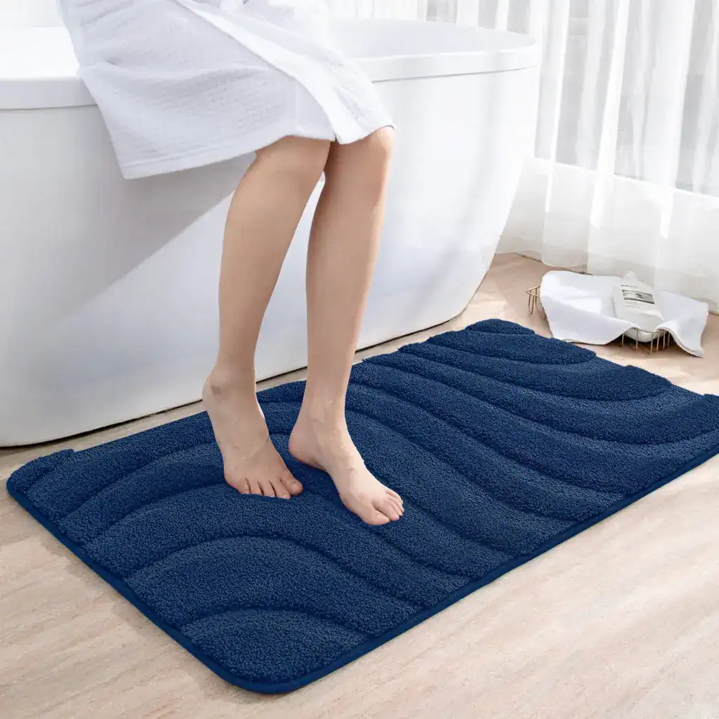 Blauer Badezimmerteppich mit Wellenmuster, ideal für Komfort und Trocknung nach dem Baden.