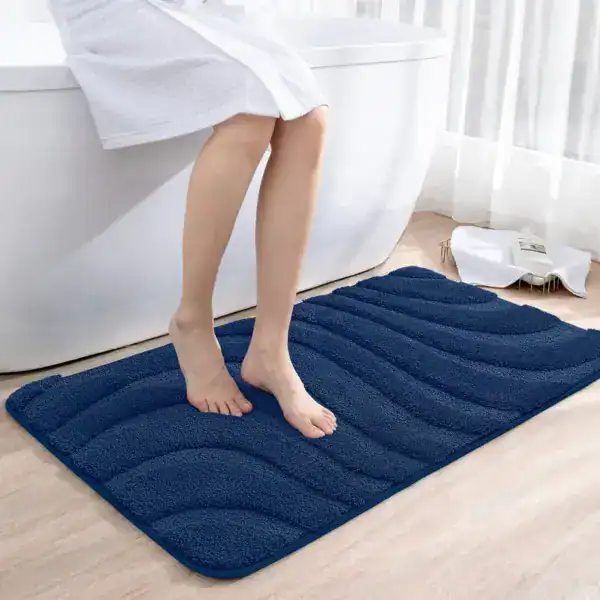 Blauer Badezimmerteppich mit Wellenmuster, ideal für Komfort und Trocknung nach dem Baden.