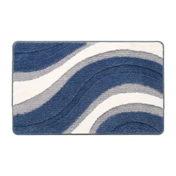 Blauer und grauer Badezimmerteppich mit wellenförmigem Muster.