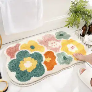 Badezimmerteppich mit Blumenmuster, weich und farbenfroh für Bad und Dusche.
