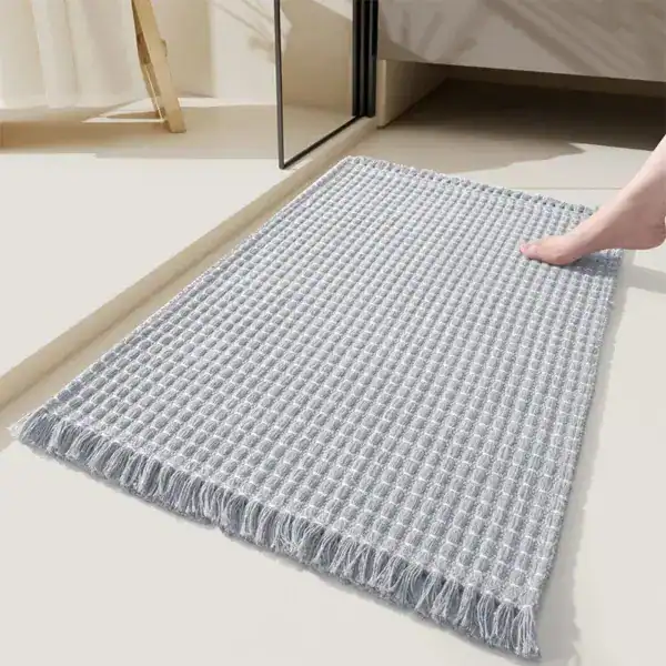 Grauer Badezimmerteppich Boho mit Fransen und strukturiertem Muster für Komfort und Stil.